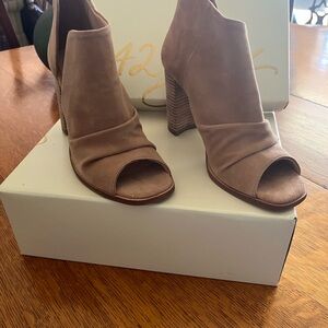 42 GOLD Tan Open-Toe Block Heels